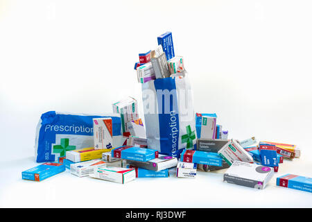 Vorrat an Medikamenten. Eine gespeicherte Sammlung von nicht verwendeten Arzneimitteln. Medikation für hohen Blutdruck. Stockfoto
