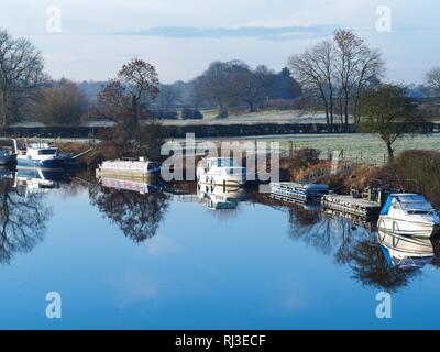 Boote auf dem Fluss Ouse in der Nähe von York, England, an einem frostigen Wintermorgen Stockfoto