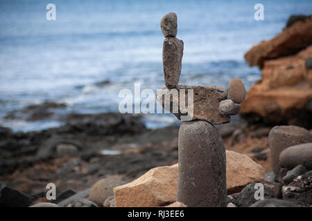 Ausgewogene Felsen auf Lanzarote Strand Stockfoto