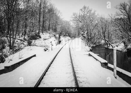 Eine schneebedeckte Bahngleis und Creek im ländlichen Carroll County, Maryland. Stockfoto