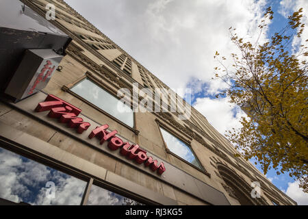 MONTREAL, KANADA - 7 November, 2018: Tim Hortons Logo vor einem ihrer Restaurants in Montreal, Quebec. Tim Hortons ist ein Cafe und Fastfood kann Stockfoto