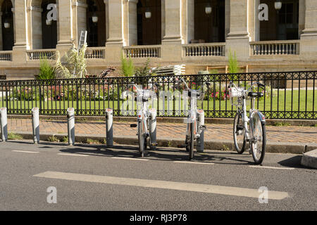 BORDEAUX, Frankreich - 13. AUGUST 2015: Straßen von Bordeaux. Bordeaux ist eine Hafenstadt am Fluss Garonne in der Gironde in Frankreich Stockfoto