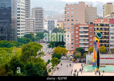 Skulptur Dona I Ocell in Barcelona, Spanien. Diese Skulptur, entworfen vom berühmten Joan Miro, herrscht über den Park, der den Namen des Künstlers trägt Stockfoto