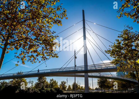 Moderne Brücke über Ronda Litoral Avenue im Stadtteil Diagonal Mar, Barcelona, Katalonien, Spanien Stockfoto