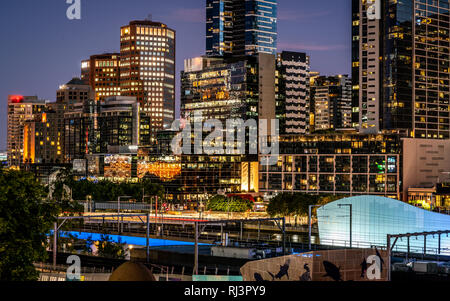Melbourne Skyline bei Dämmerung mit stromkaje Gebäude bei Nacht in Melbourne, Victoria, Australien Stockfoto