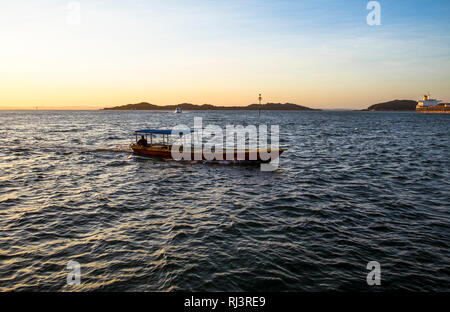 Sonnenuntergang in Todos Los Santos Bucht in Salvador de Bahia Brasilien Stockfoto