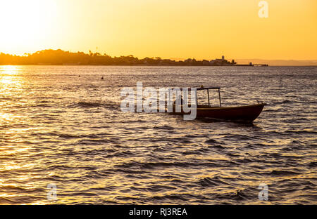 Sonnenuntergang in Todos Los Santos Bucht in Salvador de Bahia Brasilien Stockfoto