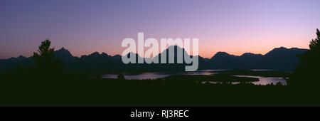 USA, Wyoming, Grand Teton National Park, Silhouette der Teton Range und Sonnenuntergang farbigen Himmel über Jakson See, von Signal Mountain. Stockfoto