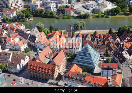 Blick vom Ulmer Münster in die Altstadt mit Rathaus, Zentralbibliothek in Glaspyramide und Neu-Ulm, Ulm an der Donau, Baden-Württemberg, Deutschland Stockfoto