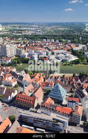 Blick vom Ulmer Münster in die Altstadt mit Rathaus, Zentralbibliothek in Glaspyramide und Neu-Ulm, Ulm an der Donau, Baden-Württemberg, Deutschland Stockfoto