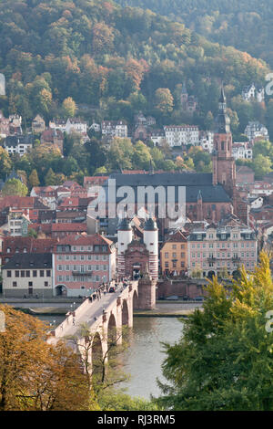 Karl Theodor Brücke mit Stadttor und Heilig Geist Kirche, Heidelberg, Baden-Württemberg, Deutschland Stockfoto