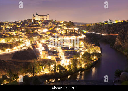 Blick über den Tajo Fluss / Toledo mit Alcazar, UNESCO Weltkulturerbe, Kastilien-La Mancha, Spanien Stockfoto