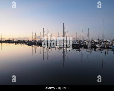 Sonnenaufgang über Abendessen Key Marina in Coconut Grove, Miami, Florida. Stockfoto