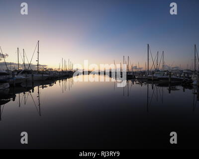 Sonnenaufgang über Abendessen Key Marina in Coconut Grove, Miami, Florida. Stockfoto