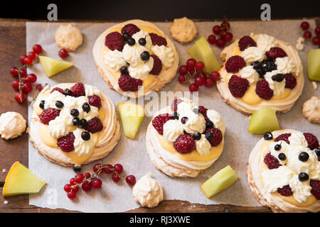 Pavlova Kuchen mit frischem Obst Stockfoto