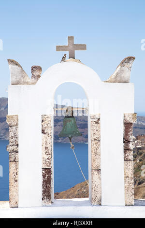 Glocke auf eine Orthodoxe Kirche Turm auf Santorini Stockfoto