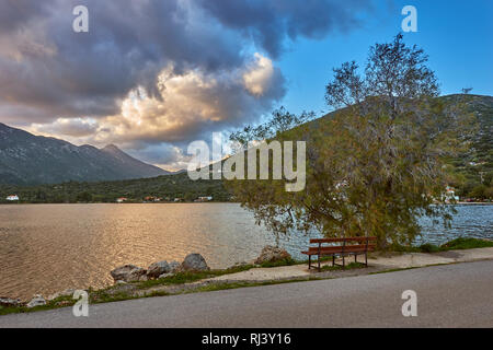 Wunderschöne Landschaft an Ierakas, einem malerischen Fischerdorf in Lakonien. Das Dorf ist auch wie die griechischen natürlichen Fjord bekannt. Stockfoto