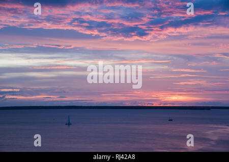 Darwin, Northern Territory, Australia-November 17,2017: Atemberaubende rosa und blau Sonnenuntergang über dem Hafen mit Marine Marina in Darwin, Australien Stockfoto