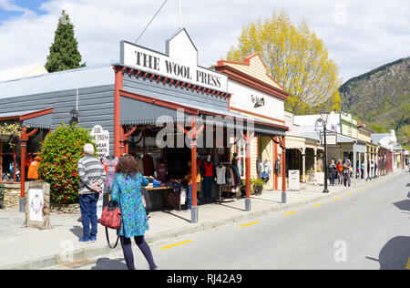 ARROWTOWN, NEUSEELAND - 17. Oktober 2018; typischer Tag in der Straße in der populären laid-back touristische Stadt mit seinen historischen Charakter Gebäude und Menschen Stockfoto