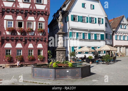 Brunnen am Marktplatz und Hotel, Restaurant Herrenküferei, Markgröningen, Baden-Württemberg, Deutschland Stockfoto