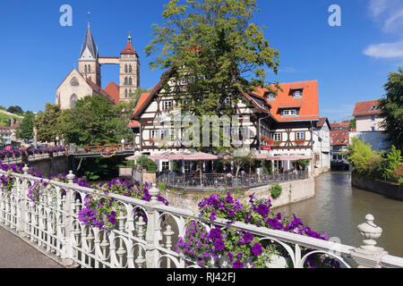 Blick über den Wehrneckarkanal in die Stadtkirche St. Dionys, Esslingen am Neckar, Baden-Württemberg, Deutschland Stockfoto