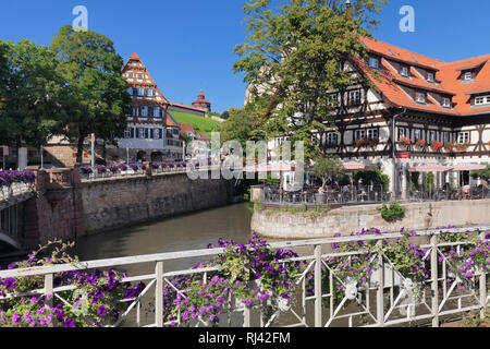 Blick über den Wehrneckarkanal in Schwörhaus und Burg, Esslingen am Neckar, Baden-Württemberg, Deutschland Stockfoto