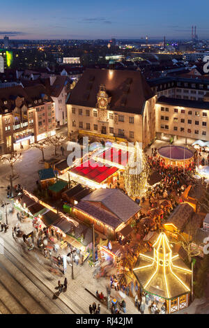 Blick von der Kilianskirche in den Weihnachtsmarkt auf dem Marktplatz, Heilbronn, Baden-Württemberg, Deutschland Stockfoto