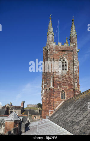 England, Devon, Totnes, St Mary's Church, Totnes Castle im Hintergrund, Stockfoto