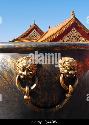 Vase aus Bronze, die Verbotene Stadt, Beijing, China Stockfoto