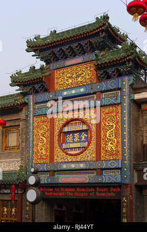 Qianmen Quanjude Restaurant Fassade, der Qianmen Straße, Peking, China Stockfoto