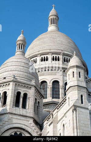 Aufwendigen Schnitzereien schmücken die Kuppeln der Sacre-Coeur Basilika. Stockfoto