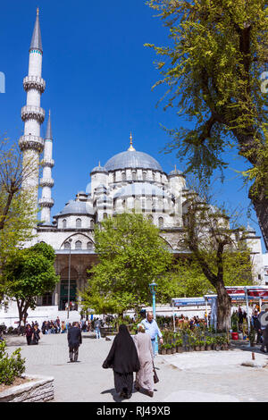 Istanbul, Türkei: Menschen gehen vorbei an der Neuen Moschee (Yeni Camii) zwischen 1660 und 1665 gebaut, ein Ottoman Imperial Moschee im Viertel Eminönü, auf der Stockfoto