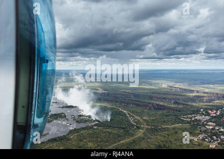 Luftaufnahme der Nebel steigt aus den berühmten Victoria Falls in Simbabwe, Afrika Stockfoto