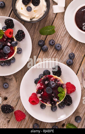 Käsekuchen mit gemischten Beeren. Stockfoto