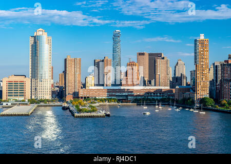 Lower Manhattan Skyline von New York City von den Hudson River auf einer sonnigen Herbst Abend mit Boote und Yachten im Hafen. Stockfoto