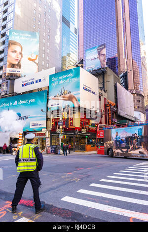 New York - 17. Oktober 2016: NYPD Polizisten an einem Zebrastreifen in den Straßen von Manhattan in New York City. Stockfoto