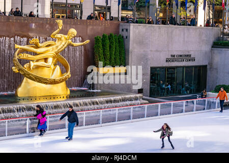 New York - 17. Oktober 2016: Menschen skating von der Prometheus Skulptur am Rockefeller Center eine Eislaufbahn, ein historisches Wahrzeichen in Manhattan, NY Stockfoto