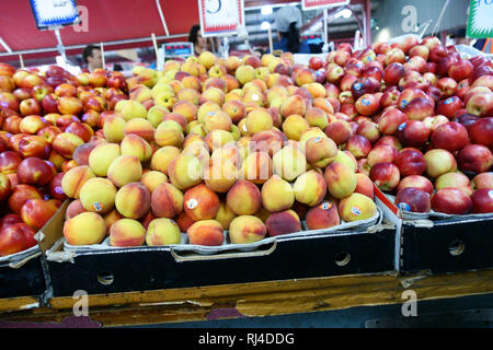 Pfirsiche und Nektarinen im Queen Victoria Market in Melbourne Victoria Australien verkauft werden Stockfoto