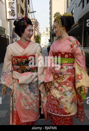 Zwei junge Frauen, Japanisch, Kyoto, Japan, Maiko, kunstvollen Kimonos, traditionelle Kleidung, Stockfoto