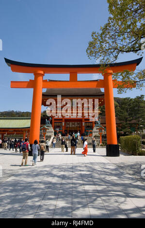 Torii, das Tor zu Schrein, Fushimi Inari Schrein, Kyoto, Japan, Touristen, Stockfoto