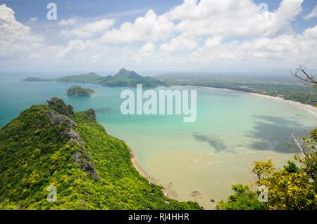 Luftaufnahme von Ao Manao Bucht und Ao Manao Beach von Kao Lom Muak Berg in Prachuap Khiri Khan Provinz von Thailand Stockfoto