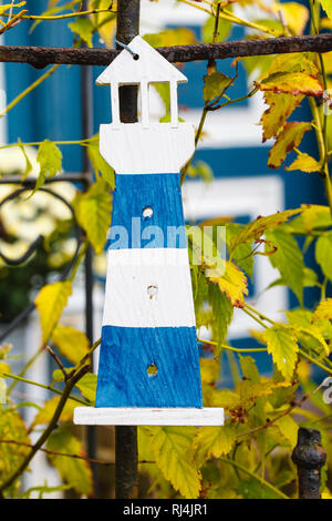 Deko-Leuchtturm im Garten Stockfoto