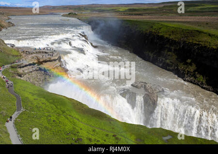 Gullfoss Wasserfall, Golden fällt, fällt in einen Canyon hinein, Island, South West Island, Golden Circle Tour 32 Meter, 105 ft Stockfoto