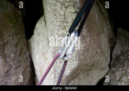 Klettern support Equipment, Bergsteigen Seilsicherung zu unterstützen Anker mit Karabiner, Nordamerika, Kanada, Ontario Stockfoto