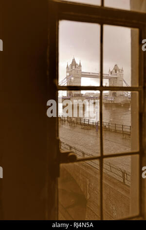 Blick aus einem Fenster im Tower von London in die Tower Bridge Stockfoto