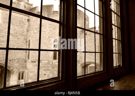 Blick aus einem Fenster im Tower von London in die Festungsmauern Stockfoto