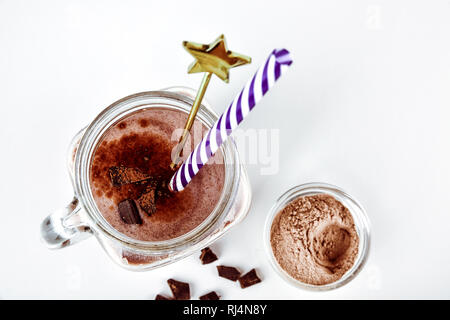 Raf-Kaffee, Kakao, Schokolade in einem Glas mit Strohhalm und Dekor. Kakao Protein Stockfoto