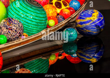 Bunte sphärischen Glas Skulpturen von Chihuly bei Chihuly Garten und Glas Ausstellung in Seattle, Washington, United States Stockfoto