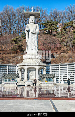 Seoul, Südkorea. Bongeunsa Tempel. Giant Buddha Maitreya Statue. Stockfoto