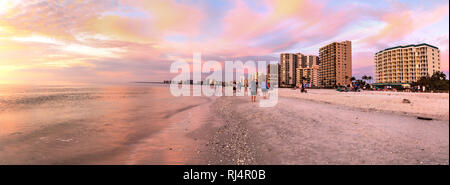 Rosa und Gold sonnenuntergang himmel über Süd Marco Island Beach in Florida Stockfoto